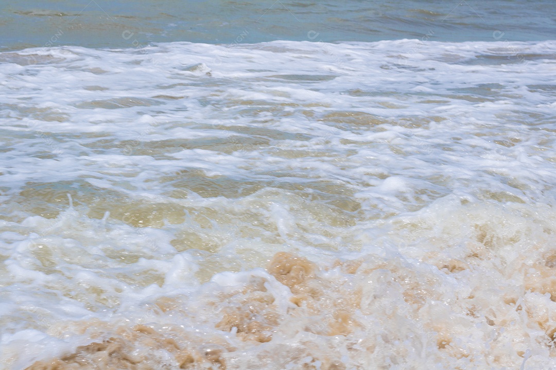 Ondas fortes sobre dia ensolarado praia