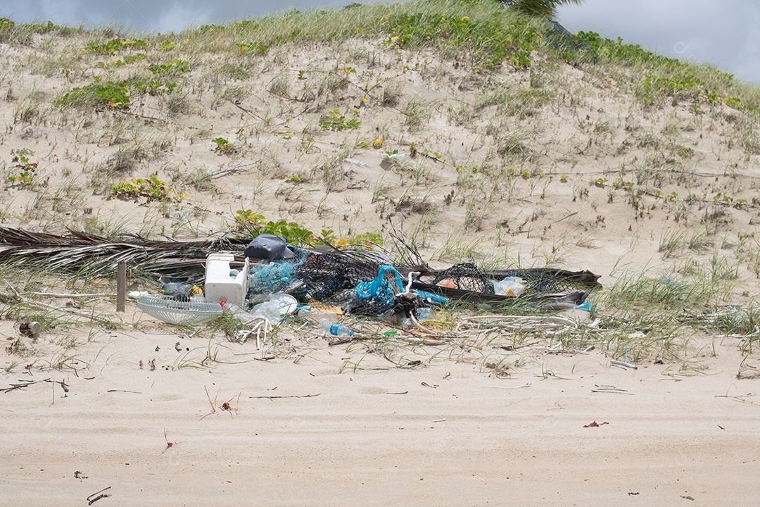 Malas mochilas sobre dunas areia acampamento
