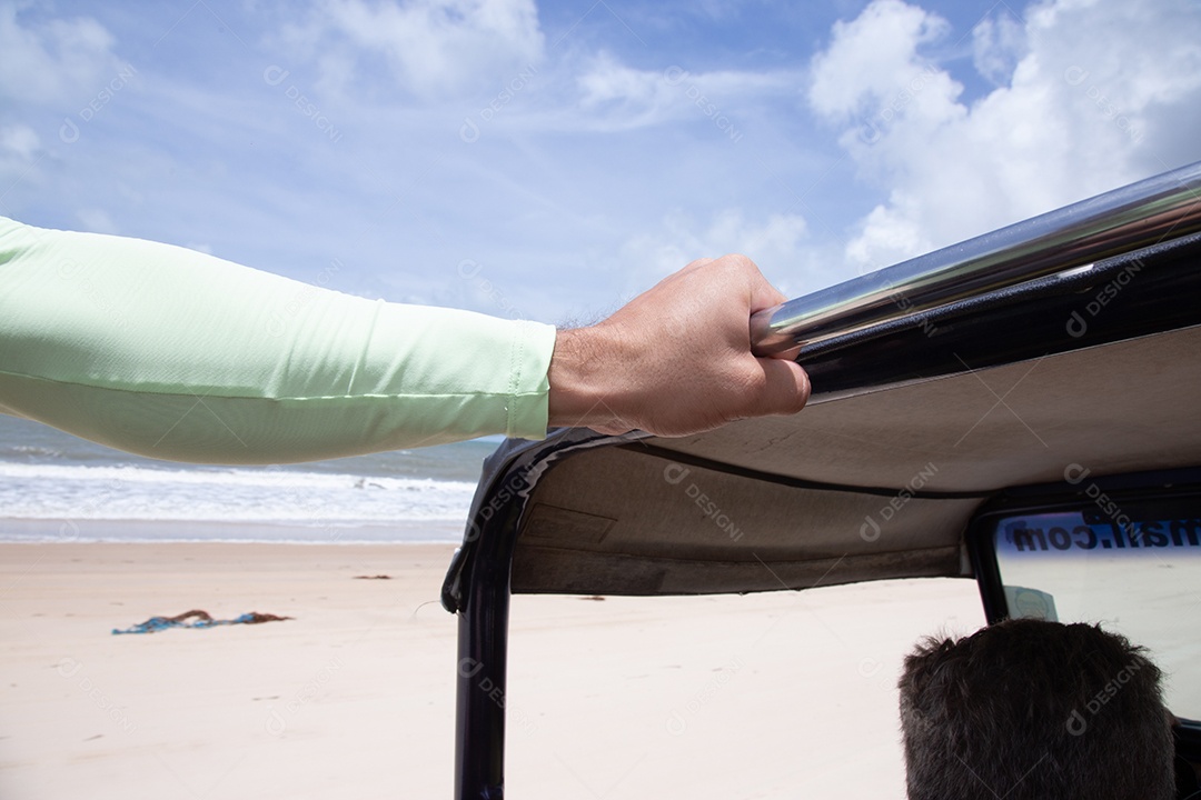 Pessoas jovens andando carro sobre praia verão férias