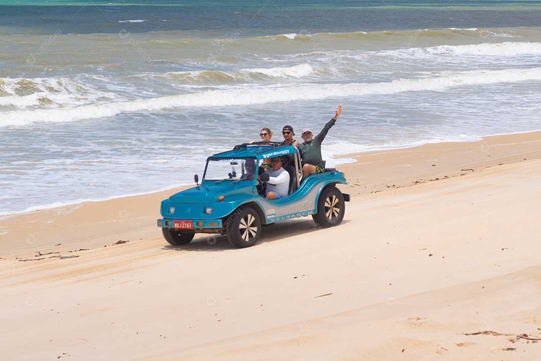 Pessoas jovens andando carro sobre praia verão férias