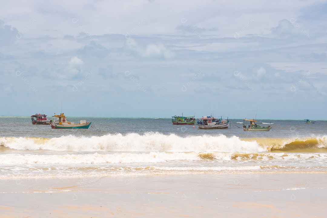 Linda praia com ondas fortes sem movimento