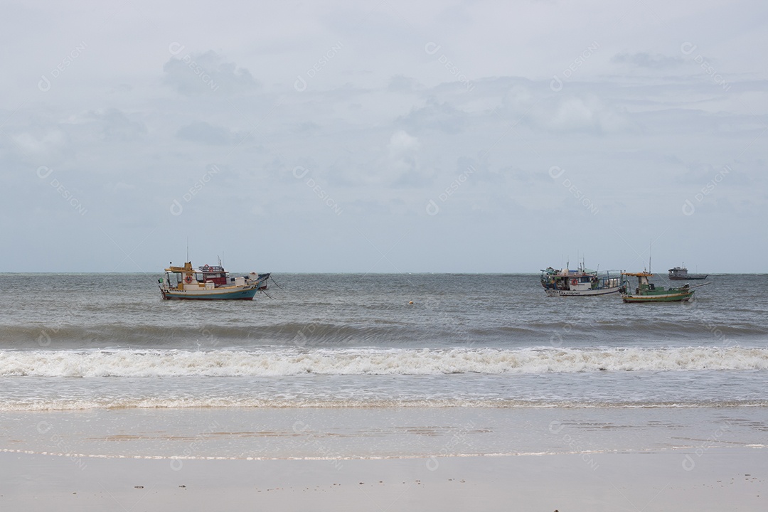Linda praia com ondas fortes sem movimento