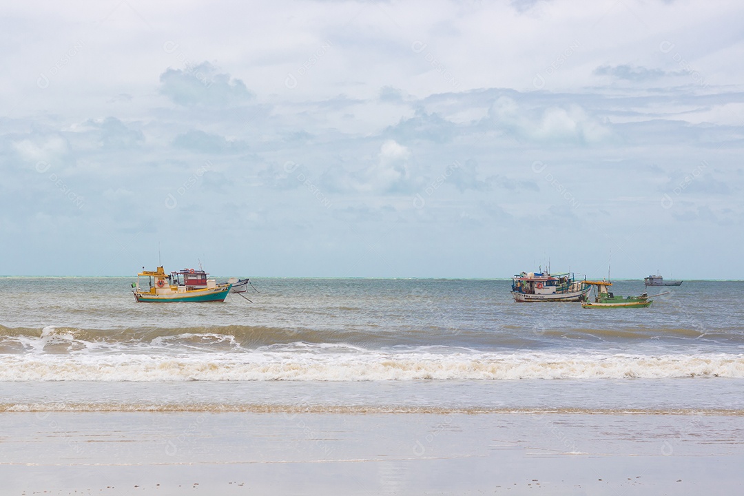 Linda praia com ondas fortes sem movimento