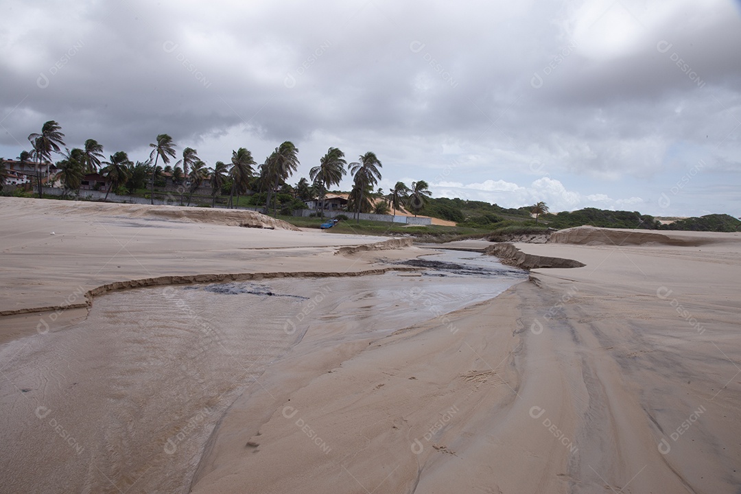 Linda praia com ondas fortes sem movimento