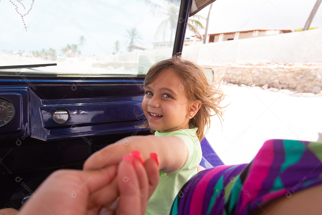 Linda menina criança feliz sobre veiculo carro