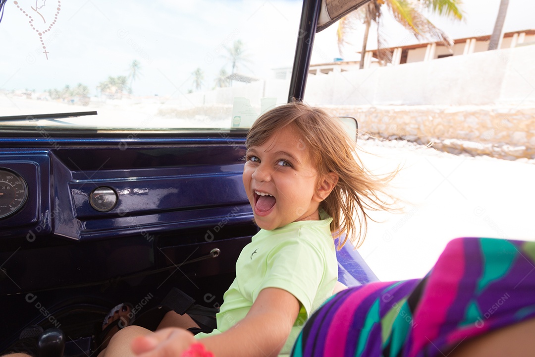 Linda menina criança feliz sobre veiculo carro