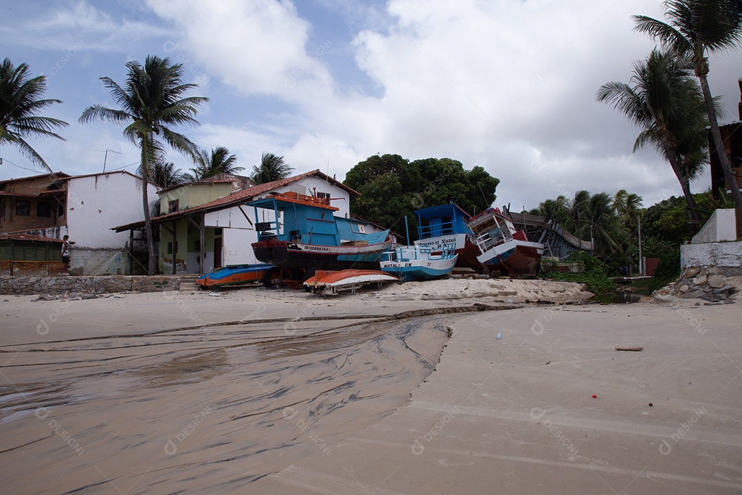 Barcos sobre areia de praia mar