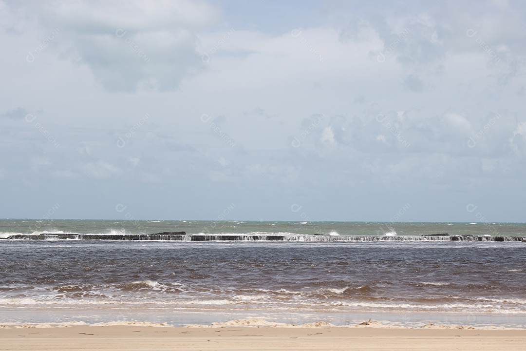 Linda praia com ondas fortes sem movimento