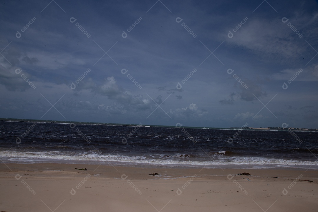 Linda praia com ondas fortes sem movimento