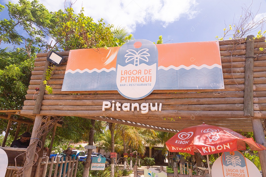 Quiosque movimentado cheio de pessoas curtindo verão