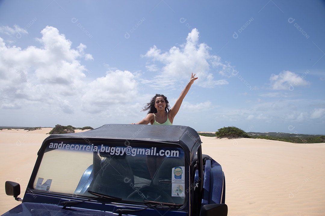 Mulher linda jovem andando de carro sobre dunas areia