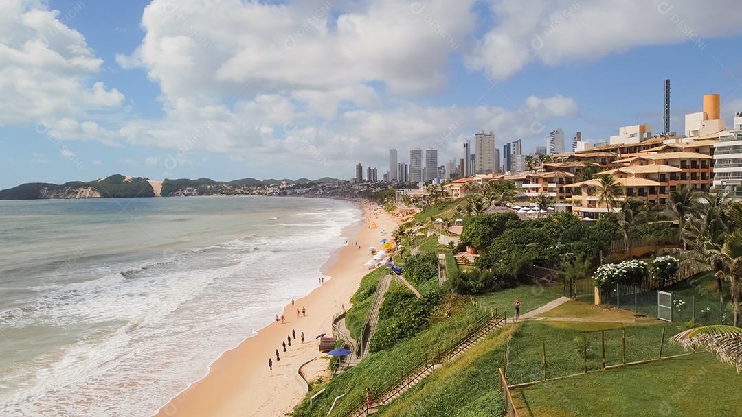 Linda praia com ondas fortes sem movimento