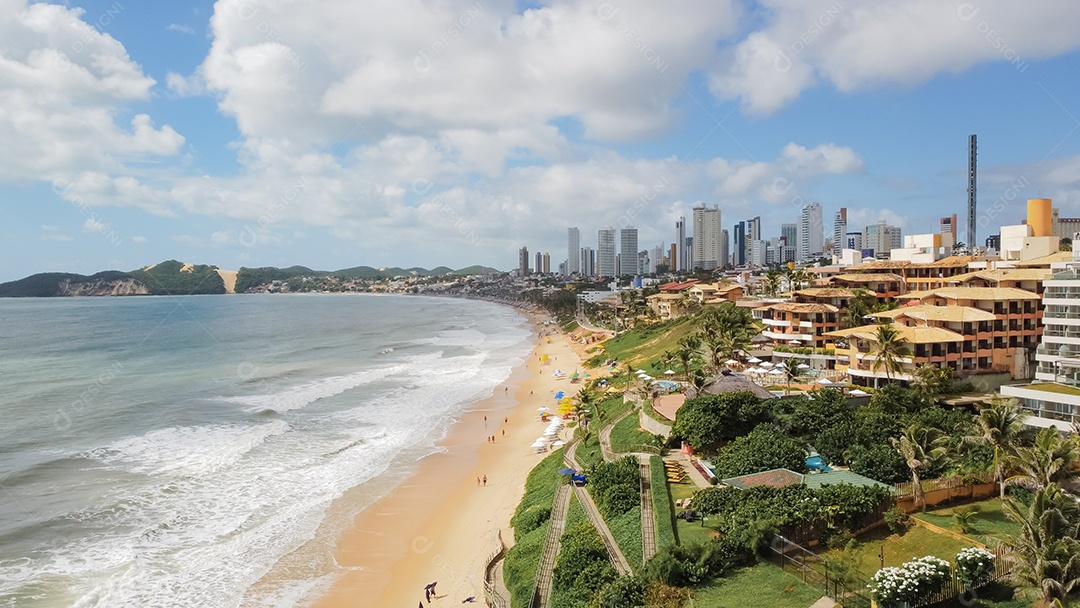 Linda praia com ondas fortes sem movimento