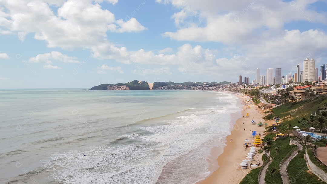 Linda praia com ondas fortes sem movimento