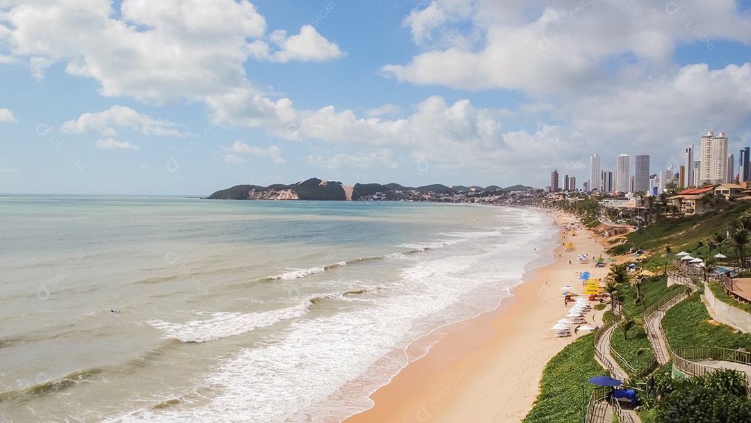 Linda praia com ondas fortes sem movimento