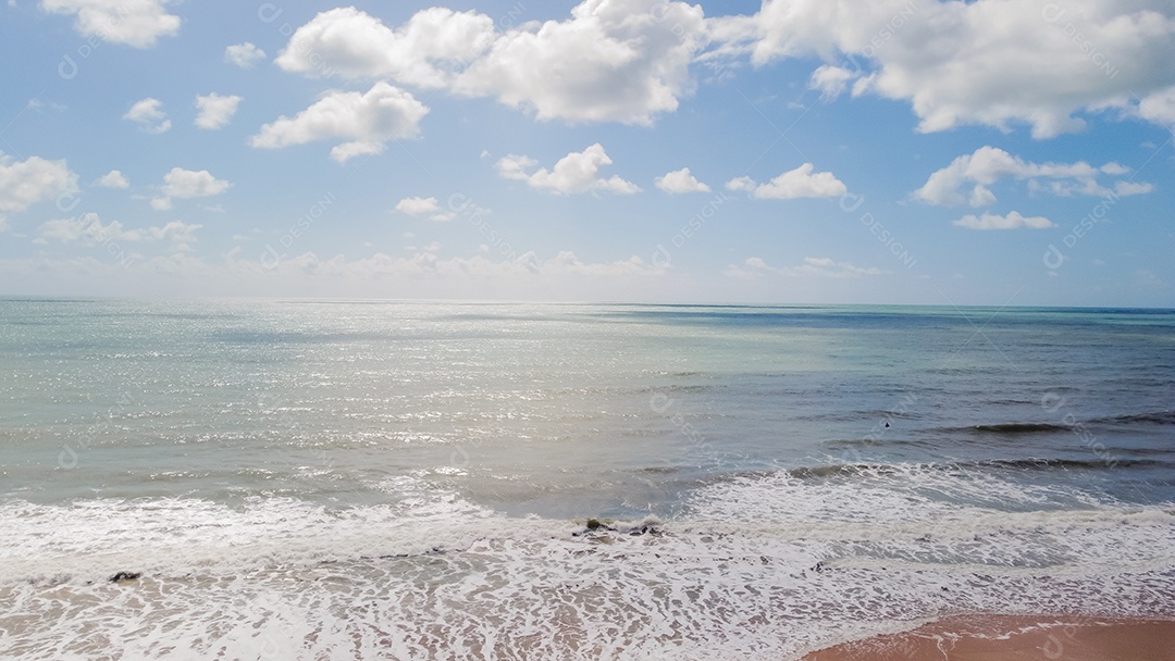 Linda praia com ondas fortes sem movimento