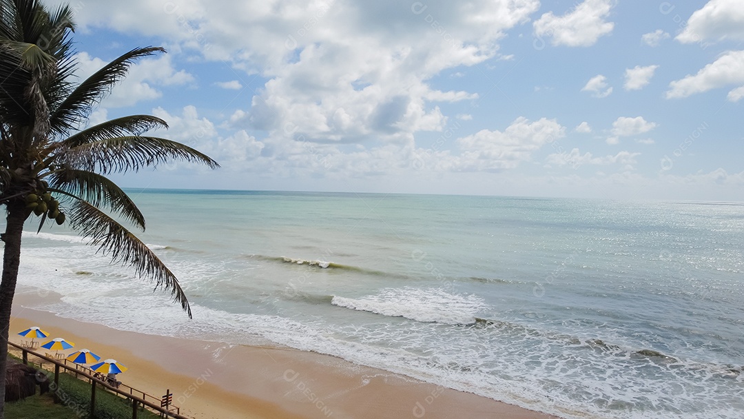 Linda praia com ondas fortes sem movimento