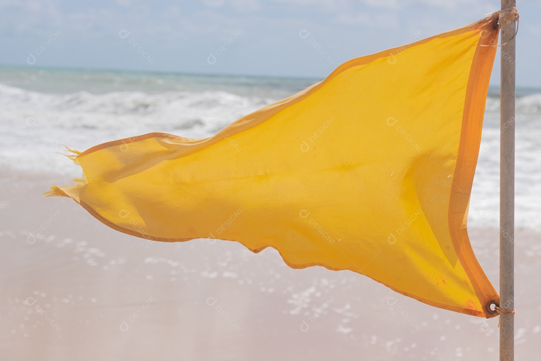 Bandeira amarela sobre praia