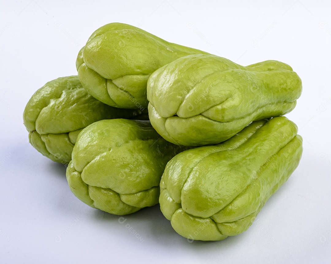 Chuchu isolado no fundo branco.