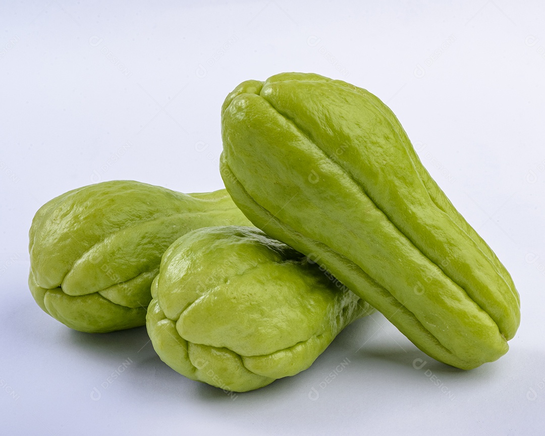 Chuchu isolado no fundo branco.