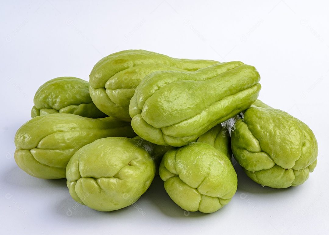 Chuchu isolado no fundo branco.