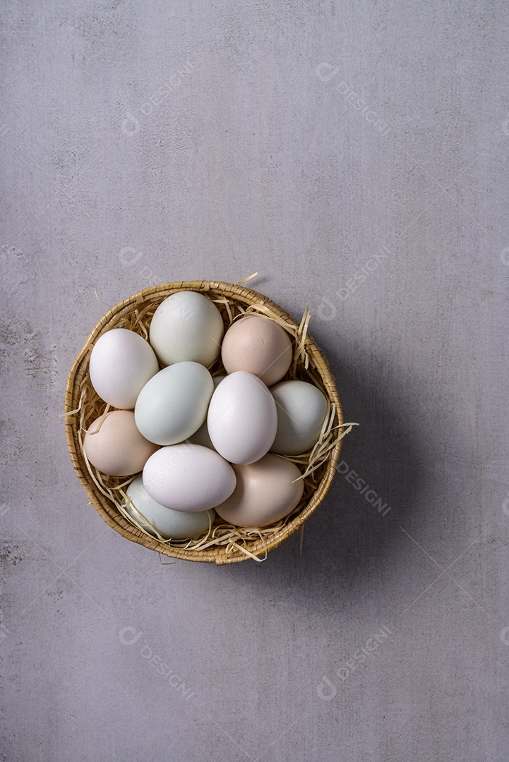 Ovos de galinha caipira. Mãos segurando ovos de galinha orgânica