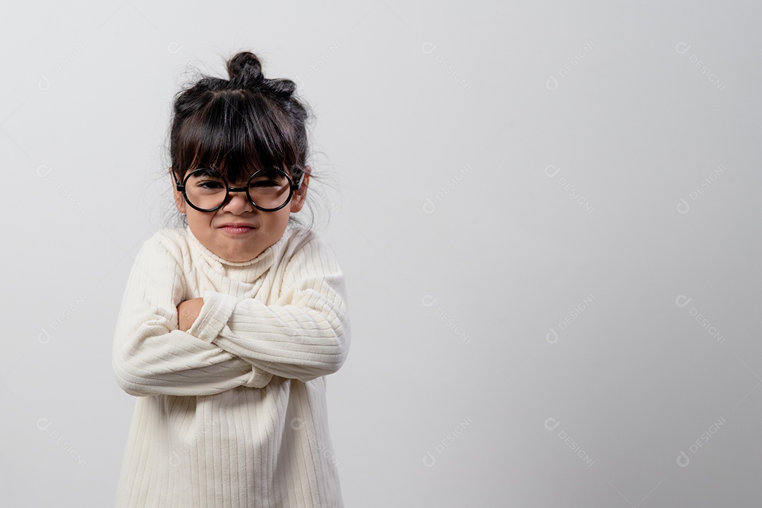 Menina zangada sobre fundo branco, conceito de sinal e gesto.