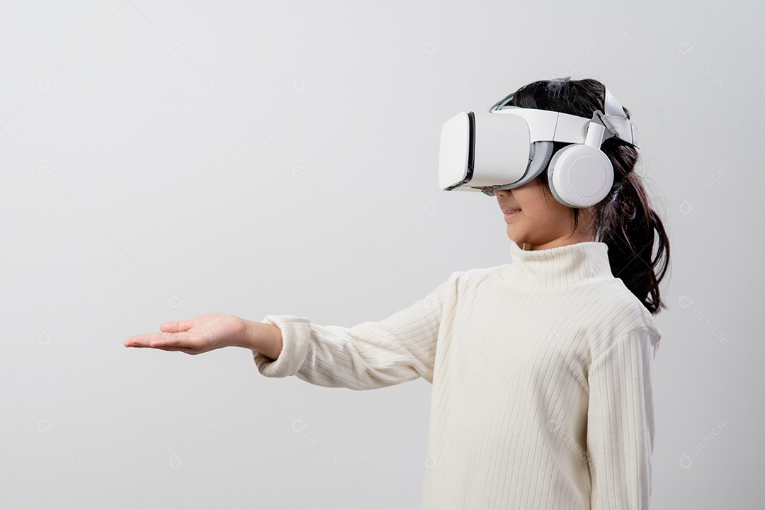 Menina asiática com fone de ouvido de realidade virtual. Tecnologia de inovação.