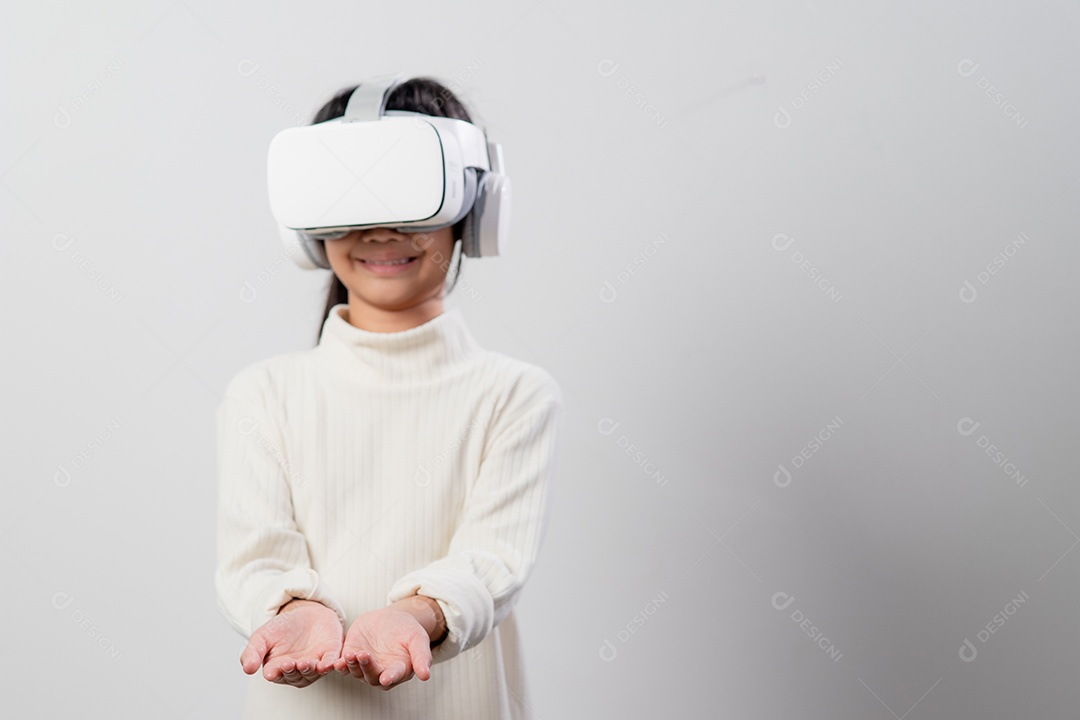 Menina asiática com fone de ouvido de realidade virtual. Tecnologia de inovação.