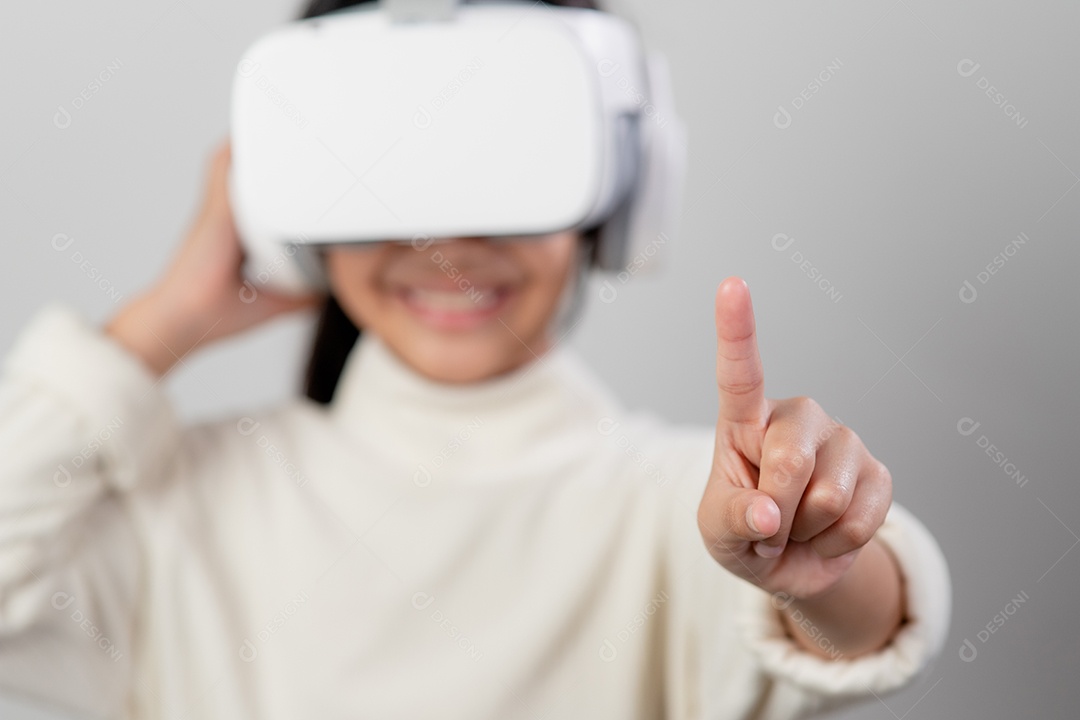 Menina asiática com fone de ouvido de realidade virtual. Tecnologia de inovação.