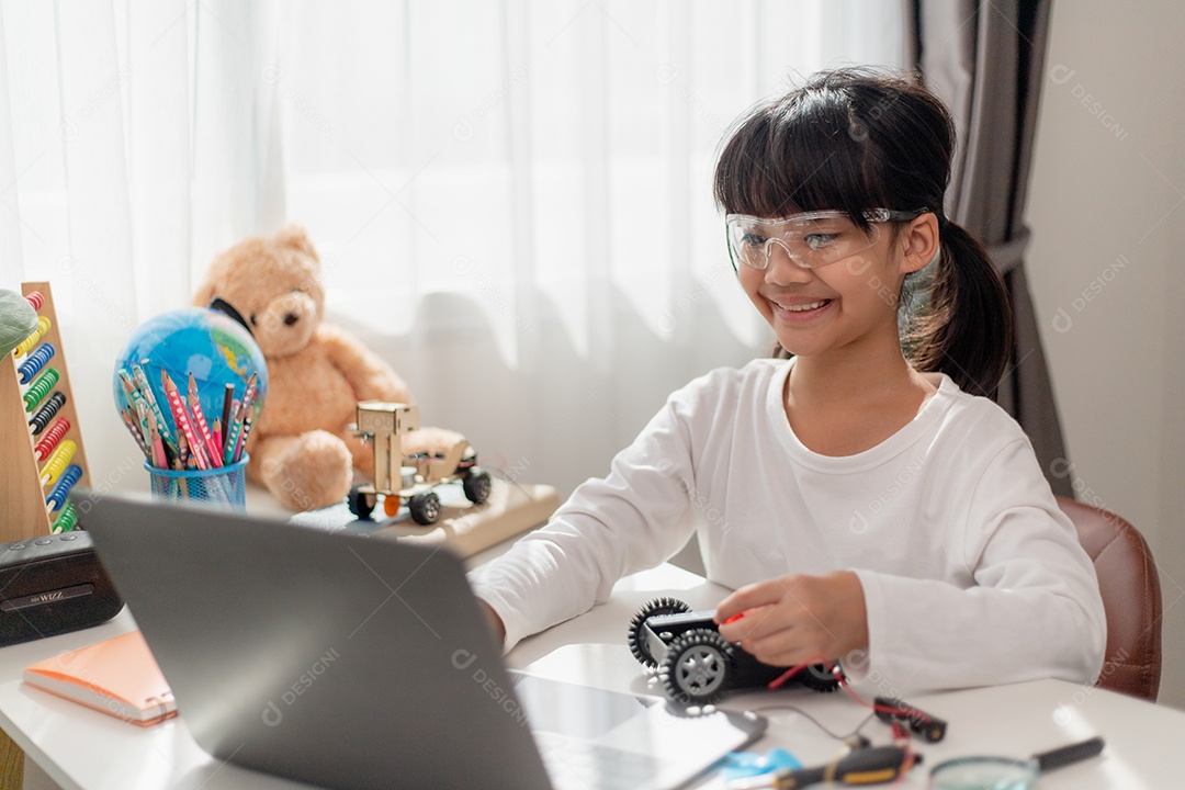 Estudantes da Ásia aprendem em casa a codificar carros robôs e eletrônicos.