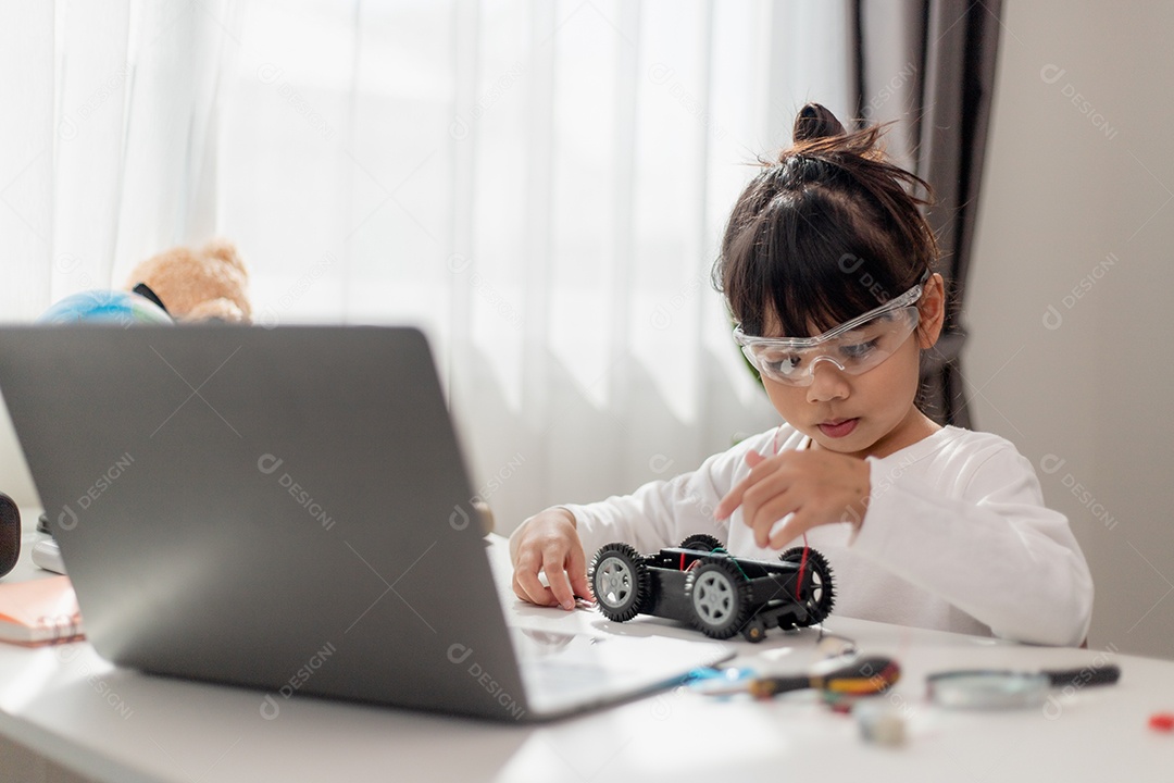 Estudantes da Ásia aprendem em casa a codificar carros robôs e eletrônicos.
