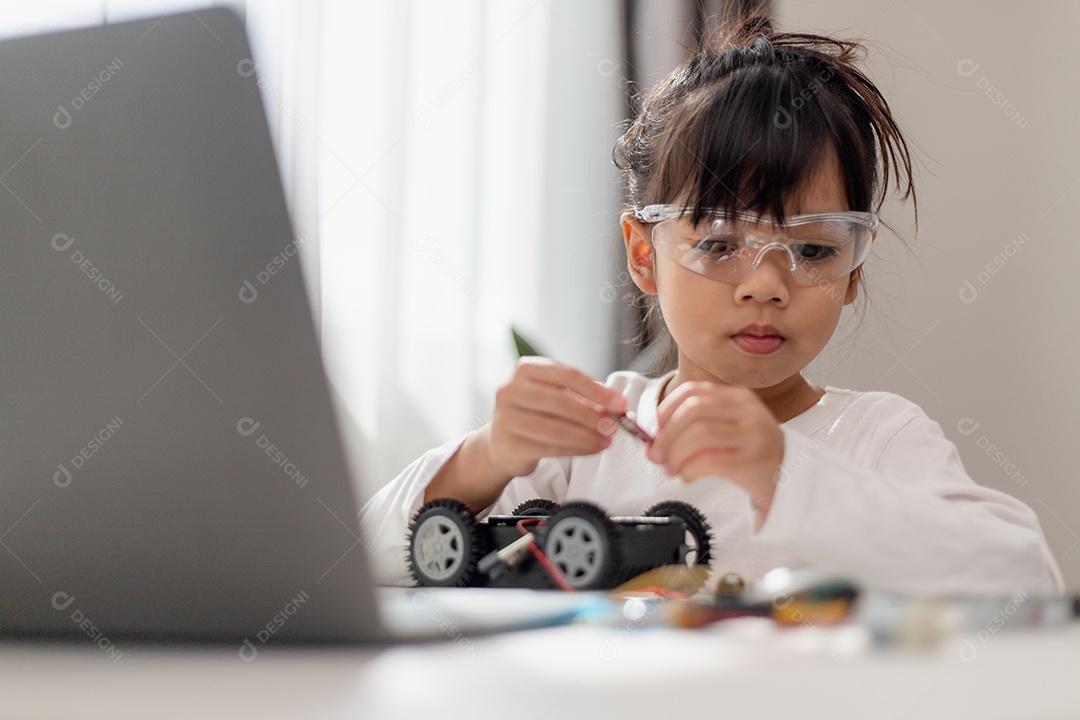 Estudantes da Ásia aprendem em casa a codificar carros robôs e eletrônicos.