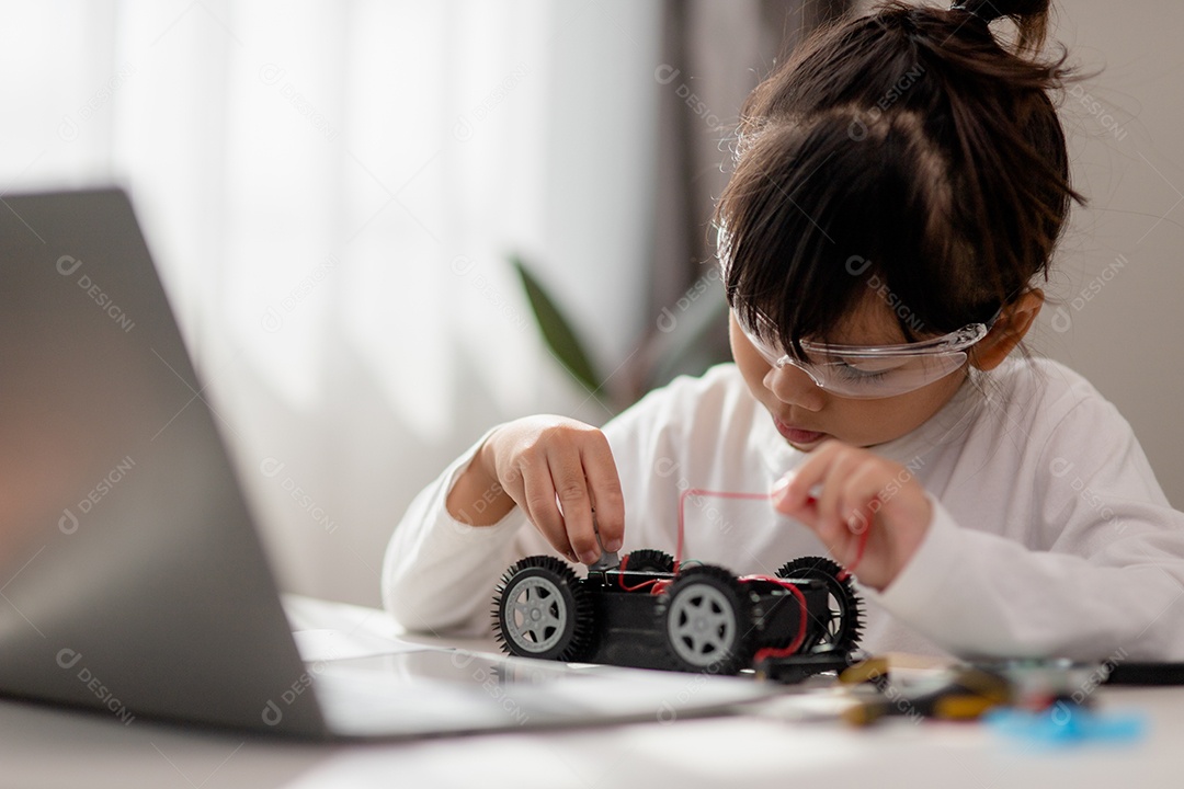 Estudantes da Ásia aprendem em casa a codificar carros robôs e eletrônicos.