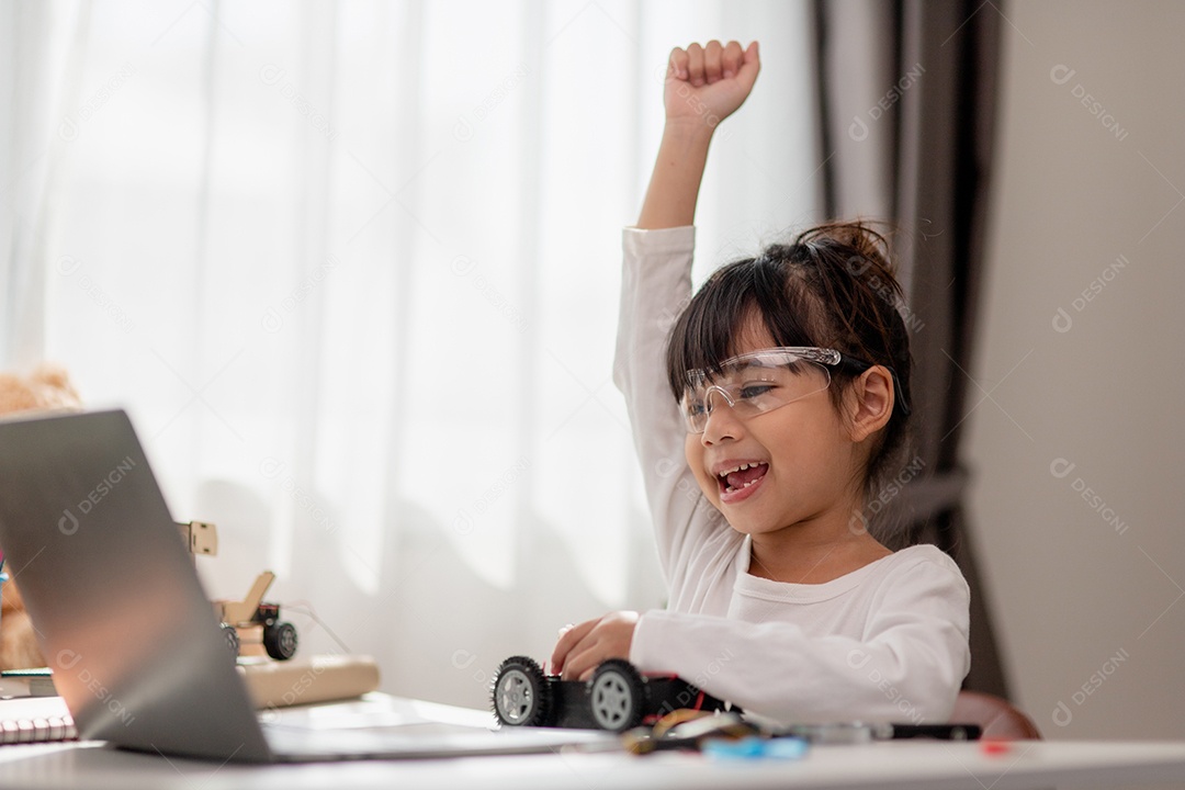 Estudantes da Ásia aprendem em casa a codificar carros robôs e eletrônicos.