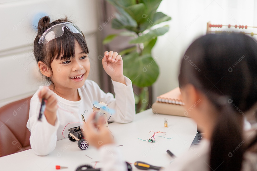 Estudantes da Ásia aprendem em casa a codificar carros robôs e eletrônicos.