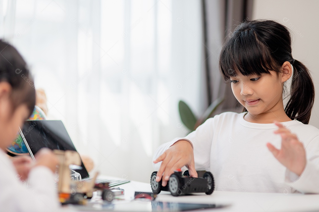 Estudantes da Ásia aprendem em casa a codificar carros robôs e eletrônicos.