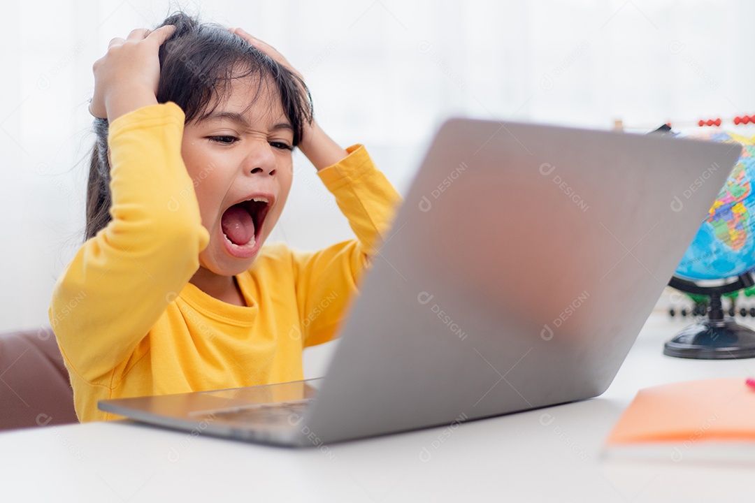 Criança asiática leva a sério o estudo da lição de casa durante as aulas online.