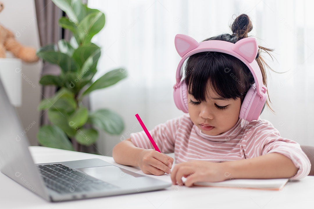 Menina asiática em fones de ouvido tem chamada de vídeo distante classe.