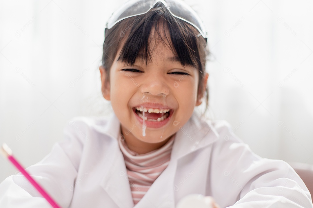 Menina asiática. criança tem corrimento nasal com ranho claro, vírus.