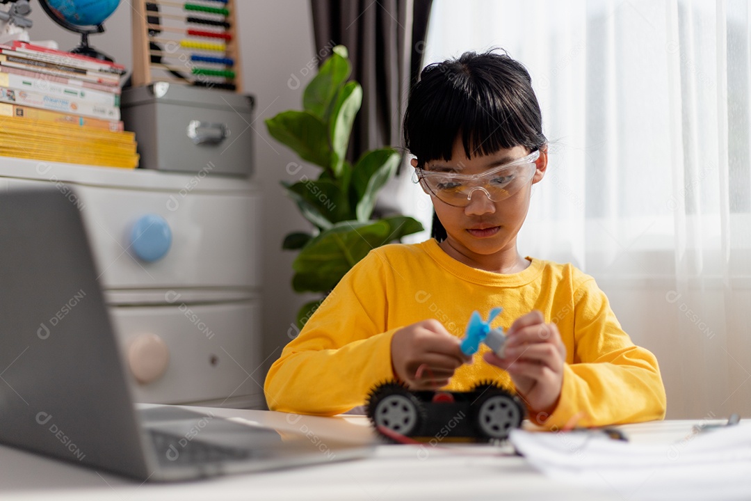Estudantes da Ásia aprendem em casa a codificar carros robôs e eletrônicos.