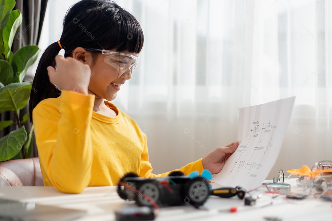 Estudantes da Ásia aprendem em casa a codificar carros robôs e eletrônicos.
