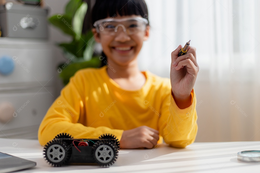 Estudantes da Ásia aprendem em casa a codificar carros robôs e eletrônicos.