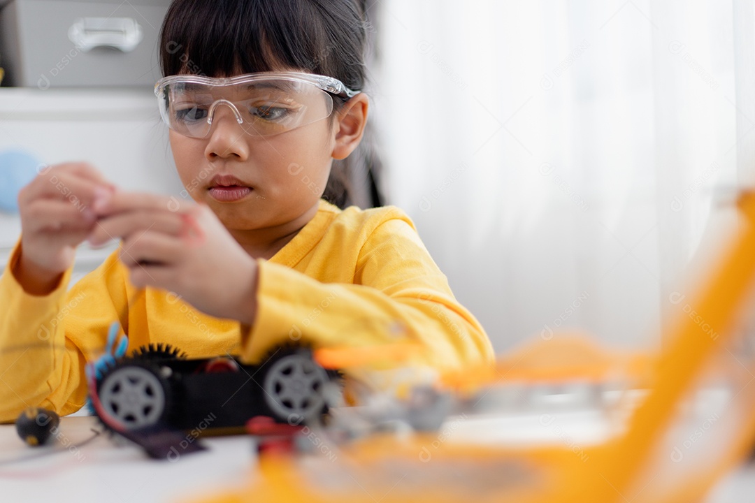 Estudantes da Ásia aprendem em casa a codificar carros robôs e eletrônicos.