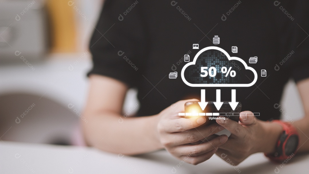 Mulher fazendo upload de nuvem no laptop no escritório. Informações de dados.