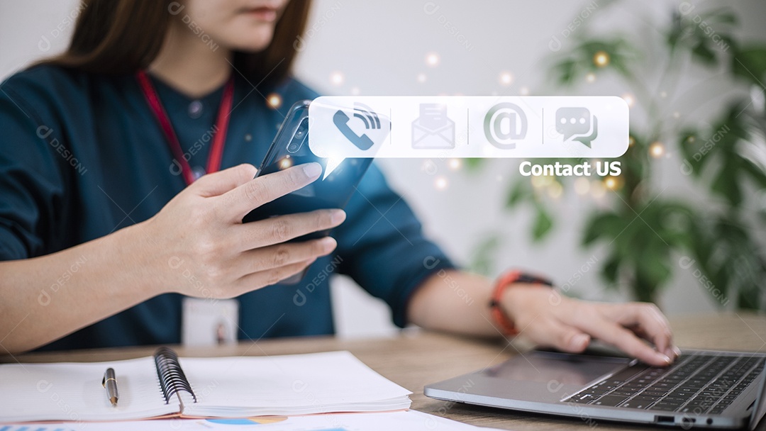 CONTATE-NOS, Mão de pessoas segurando smartphone móvel.