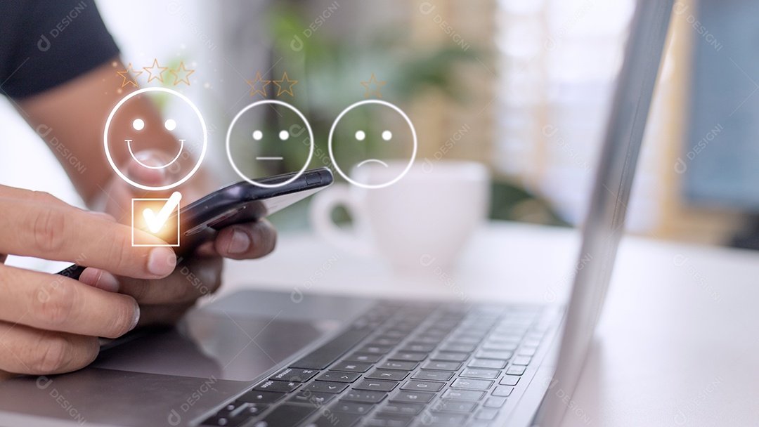 Conceito de avaliação de atendimento ao cliente. usar um smartphone é pressionar.