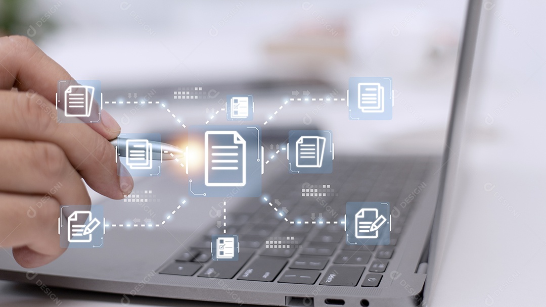 Empresário trabalhando com ícones de documentos eletrônicos.