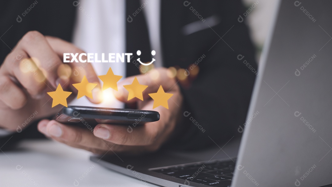 Mão do cliente com ícone de feedback de classificação de ouro cinco estrelas.