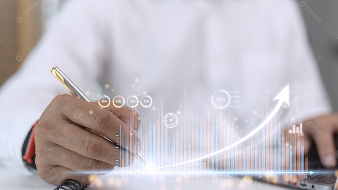 Pessoas usando tablets e usando o dedo para tocar na tela.